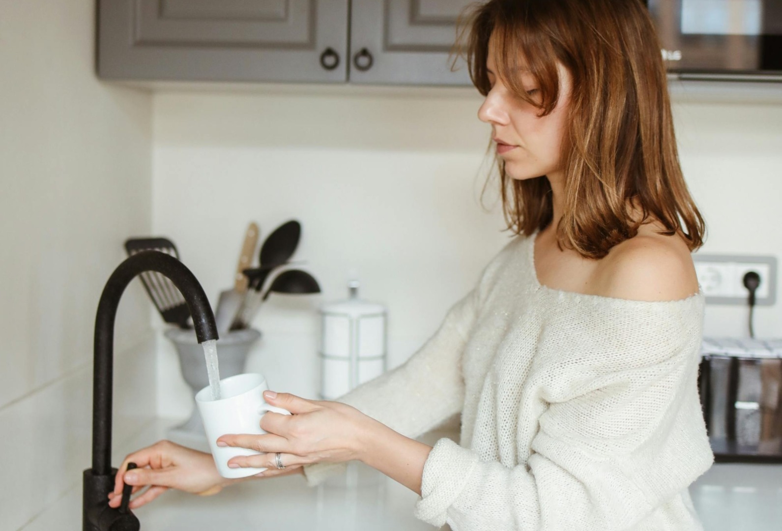 Cantitatea de microplastic din apa de la robinet este mai mică decât din cea îmbuteliată; reziduurile de plastic din sticlele de apă pot avea efecte nocive asupra sănătății, conform unui studiu.ea noastră”