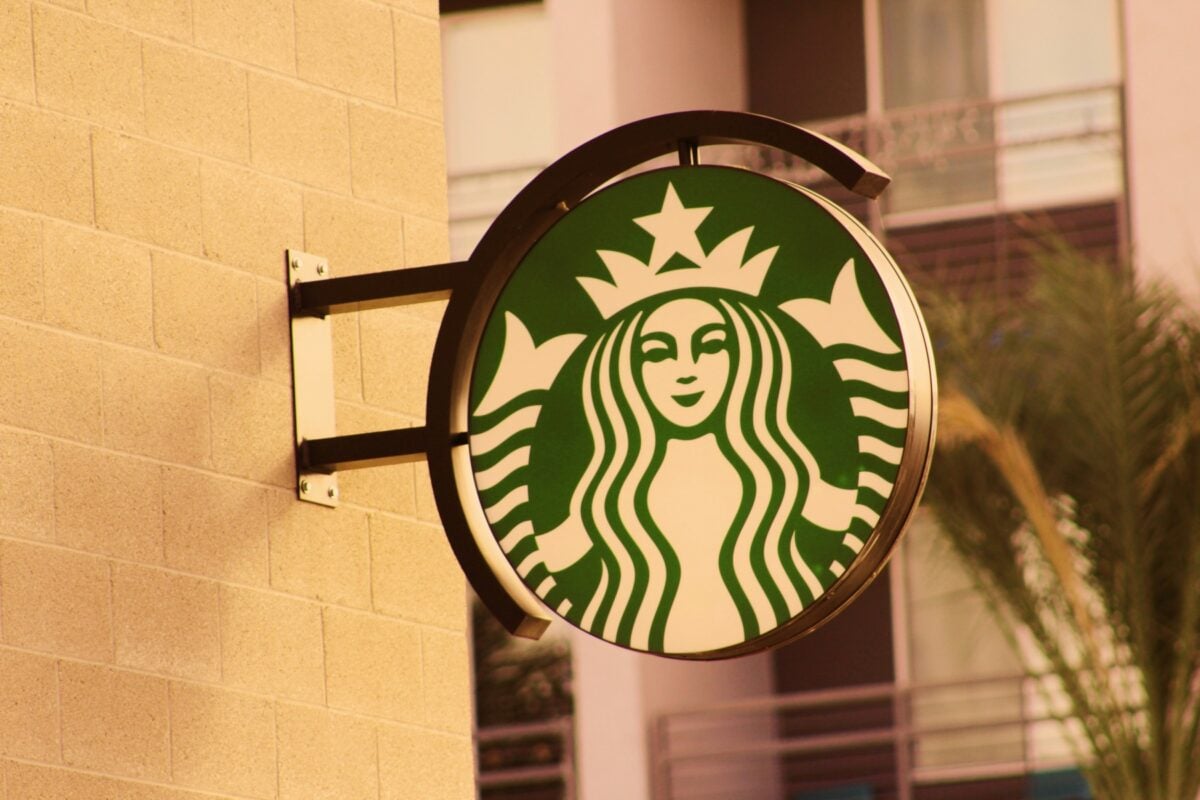 Starbucks explică politica companiei după ce un angajat a refuzat să scrie numele Charlie Kirk pe paharul unui clientea noastră”