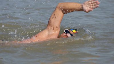 Avram Iancu primește premiul „Triple Crown of Rivers Stage Swims Challenge” după ce a traversat înot Europa fără costum de neoprenea noastră”