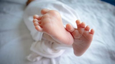 Dosar penal pentru înregistrarea ilegală a unui nou-născut pe numele altcuiva la spitalul din Târgu Cărbunești, implicând o femeie de 26 de ani care ar fi folosit identitatea unei rudeea noastră”