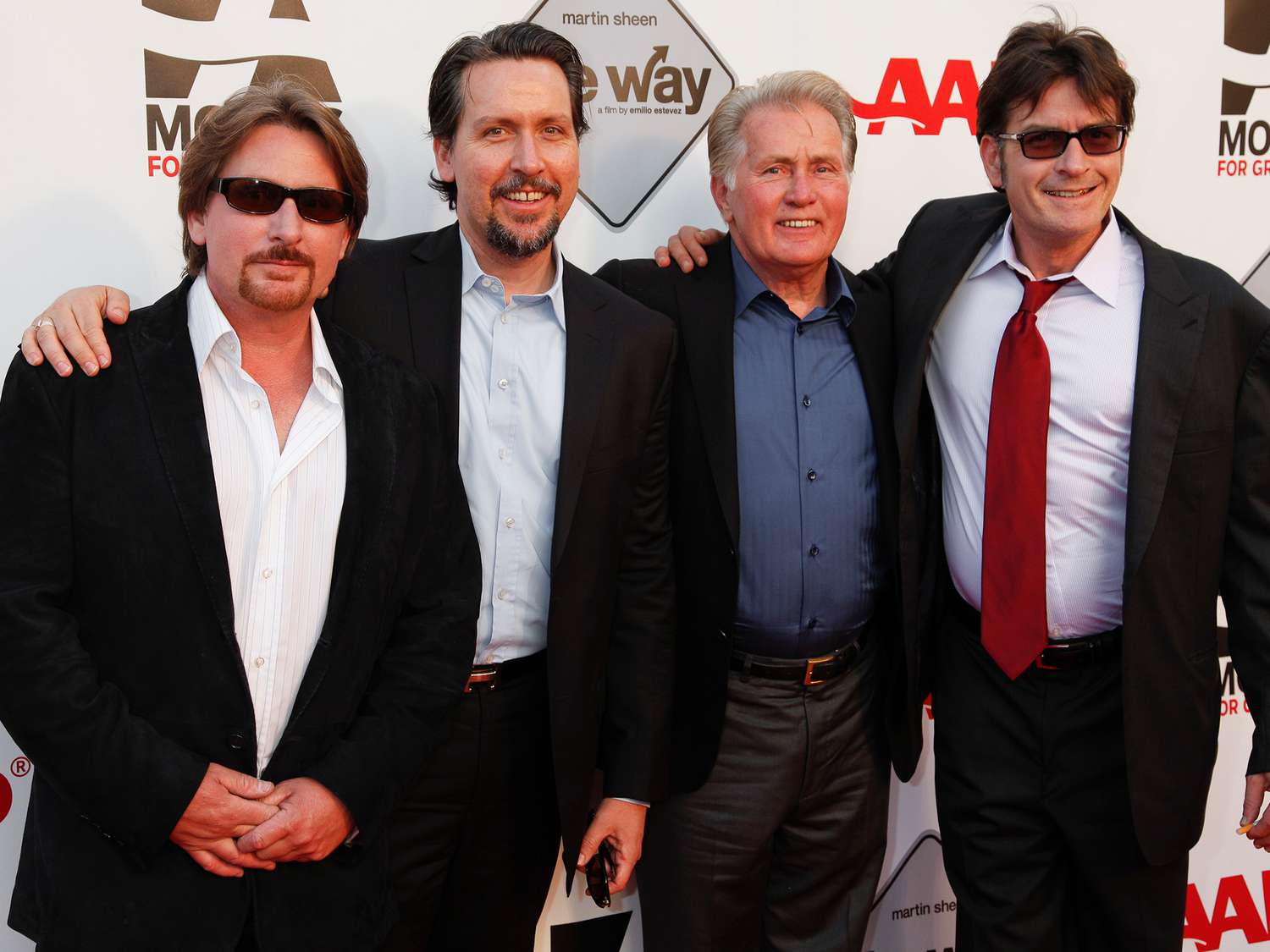 Iată o reformulare a titlului: “Totul despre frații și surorile lui Charlie Sheen: Emilio, Ramon și Renée Estevez, o familie de actori talentați”

Sau, alternativ:
“Descoperă viețile și carierele fraților și surorii lui Charlie Sheen: Emilio, Ramon și Renée Estevez, o familie de artiști celebră”

Sau, într-o formulare și mai diferită:
“Charlie Sheen și familia sa de actori: Emilio, Ramon și Renée Estevez, o vedere de ansamblu asupra vieților și realizărilor lor”