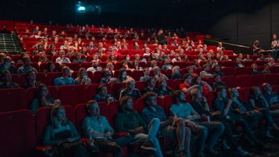 Iată o reformulare a titlului: “La cinematograf, un sistem de tarife variabile, similare celor întâlnite la zborurile low-cost. Cinema City aplică acum tarife diferențiate în funcție de locurile din sala de spectacol.”