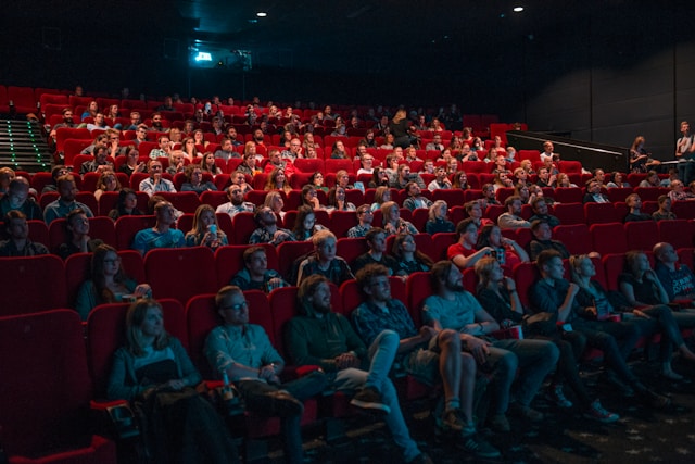 Iată o reformulare a titlului: “La cinematograf, un sistem de tarife variabile, similare celor întâlnite la zborurile low-cost. Cinema City aplică acum tarife diferențiate în funcție de locurile din sala de spectacol.”