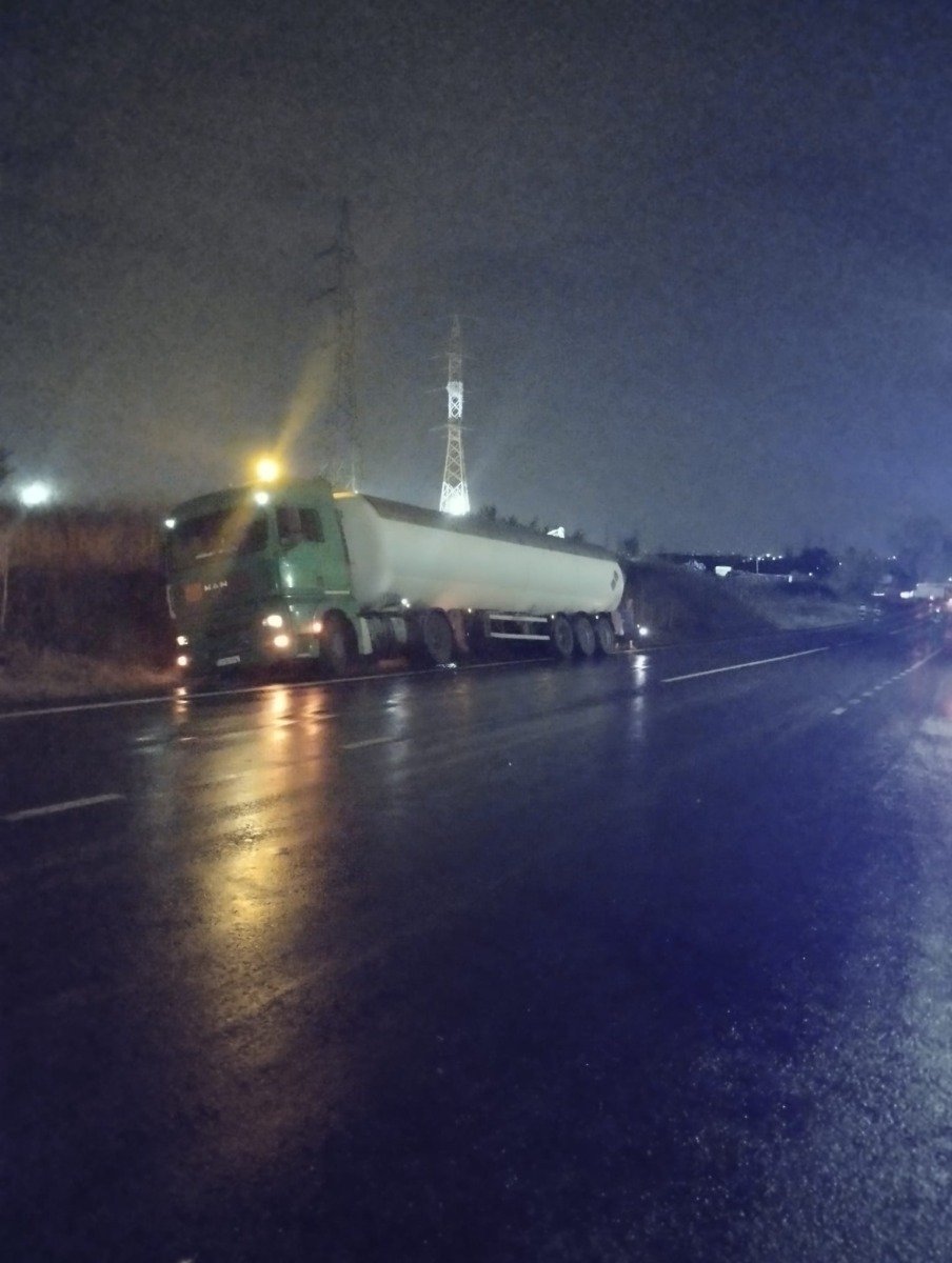 Pericol de explozie în Vaslui după ce o cisternă cu gaz metan s-a răsturnat, 50 de persoane evacuate și o femeie de 92 de ani internată în spitalea noastră”