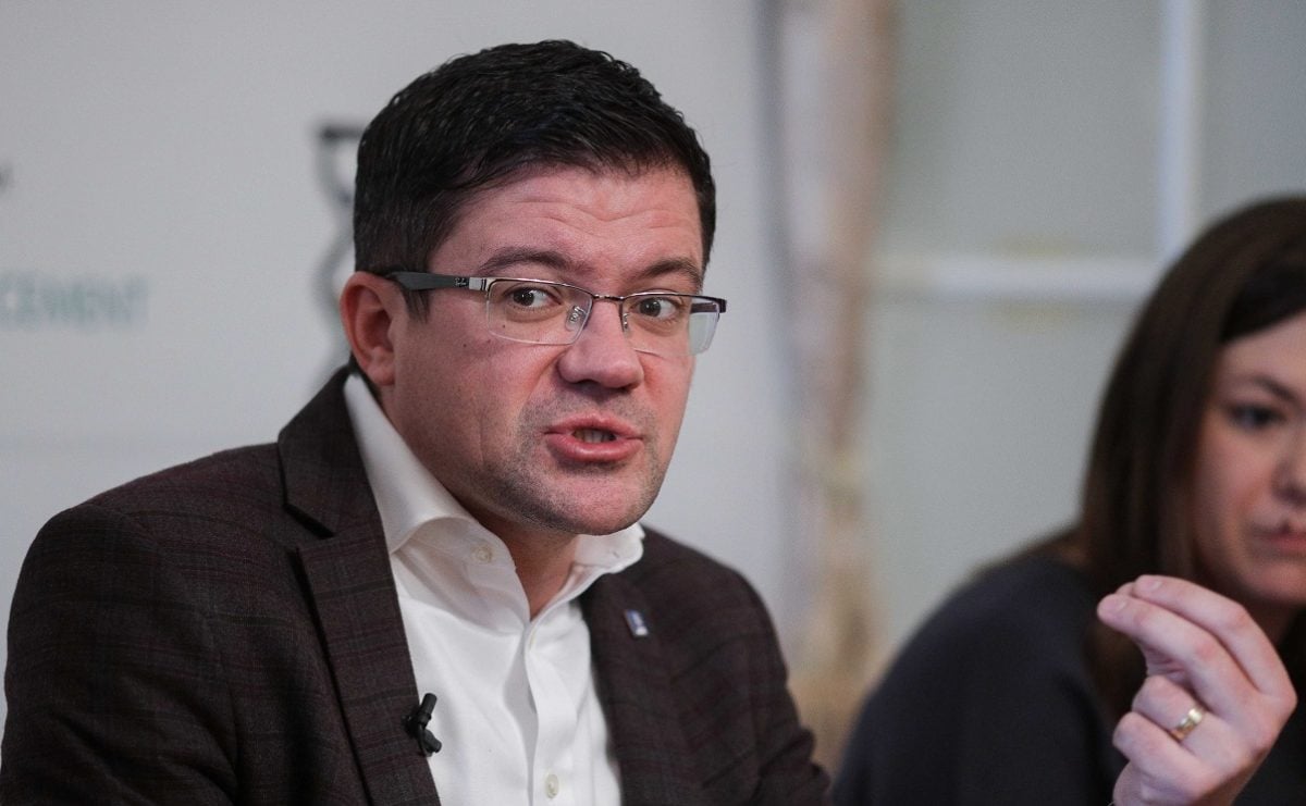 Costel Alexe, șeful Consiliului Județean Iași, afirmă că proiectul de modernizare a spitalului „Sf. Maria” a îndeplinit cerințele tehnice și a fost aprobat de Direcția de Sănătate Publică, iar investiția totală s-a ridicat la 138 de milioane de lei; el consideră o exagerare necesitatea instalării a încă 12 chiuvete.ea noastră”