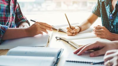 Sprijin financiar pentru studenți în anul universitar 2025-2026: cel puțin 925 lei bursă socială, 2.165 lei bursă pentru master didactic și 3.700 lei bursă de doctorat – proiect în dezbatereea noastră”