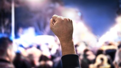 Un articol ce afirmă că extremiștii de dreapta au comis mult mai multe infracțiuni motivate ideological decât cei de extremă stânga, eliminat de pe un portal oficial al Departamentului de Justiție din SUAea noastră”