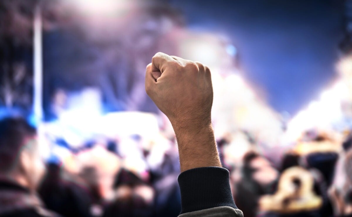 Un articol ce afirmă că extremiștii de dreapta au comis mult mai multe infracțiuni motivate ideological decât cei de extremă stânga, eliminat de pe un portal oficial al Departamentului de Justiție din SUAea noastră”