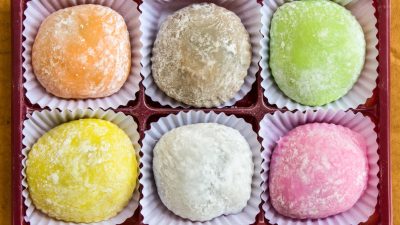 Video: Descoperă desertul japonez înghețat mochi și cum să-l prepari rapid cu doar două ingrediente și aroma preferatăea noastră”