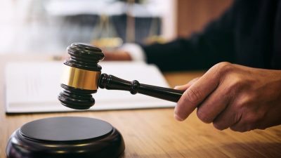 Educatoarea responsabilă pentru clubul educațional din Timișoara, unde un băiețel a decedat în urma înecului într-un iaz, a fost plasată în arest preventiv, iar instanța a respins contestația procurorilor împotriva măsurii de control judiciarea noastră”