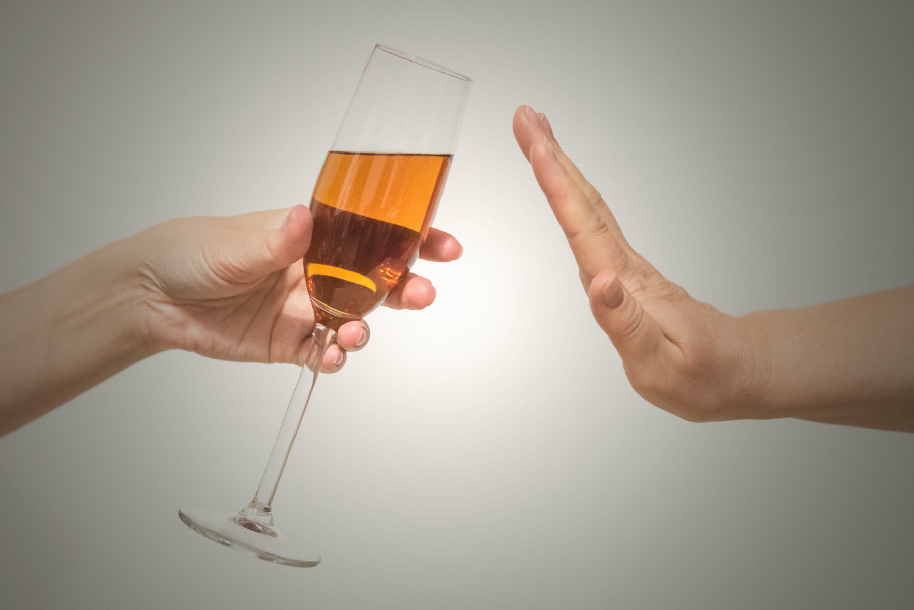Studiu: consumul moderat de alcool poate crește riscul de demență – efectele dacă bei trei pahare pe săptămânăea noastră”