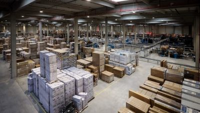 Gigantul comercial eMAG inițiază restructurarea operațiunilor sale în Ungaria, având ca obiectiv vânzarea unui imens depozit, evaluat la aproximativ 100 de milioane de euro, care a fost primul proiect de acest gen dezvoltat în afara granițelor României și care deține titlul de cel mai mare din regiune.