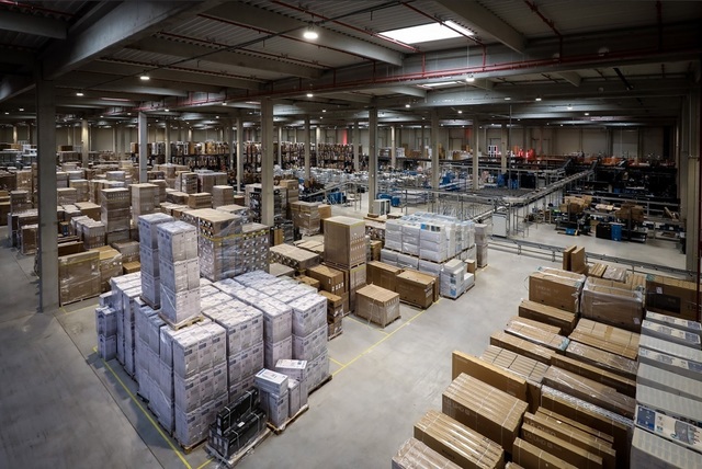 Gigantul comercial eMAG inițiază restructurarea operațiunilor sale în Ungaria, având ca obiectiv vânzarea unui imens depozit, evaluat la aproximativ 100 de milioane de euro, care a fost primul proiect de acest gen dezvoltat în afara granițelor României și care deține titlul de cel mai mare din regiune.