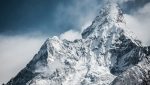 Aproximativ 1.000 de alpiniști izolați pe versanții Muntelui Everest din cauza unei furtuni de zăpadăea noastră”