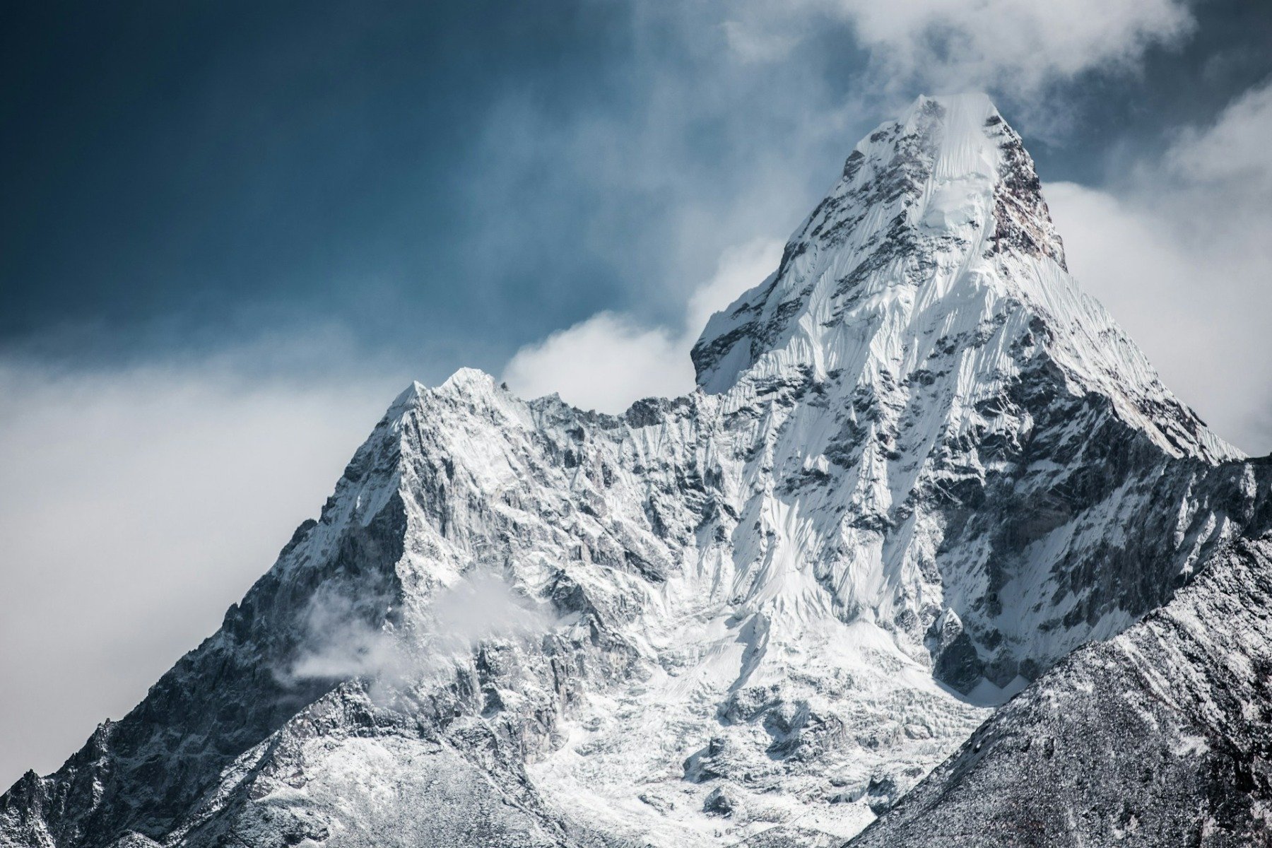 Aproximativ 1.000 de alpiniști izolați pe versanții Muntelui Everest din cauza unei furtuni de zăpadăea noastră”