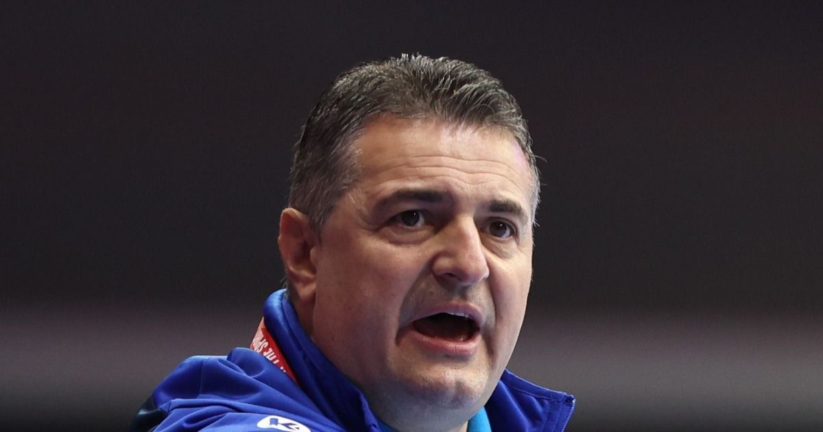 Schimbare surprinzătoare în cadrul echipei naționale de handbal: Florentin Pera și-a anunțat demisia din postul de antrenor principal, la doar două luni înainte de Campionatul Mondial, generând confuzie și dezordine în rândul sportivilor și fanilor.