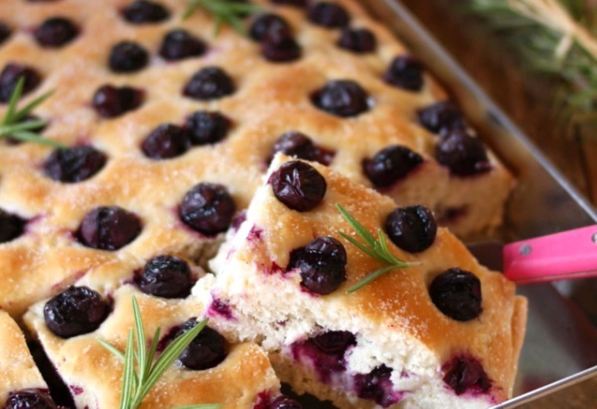 Focaccia dulce cu struguri, o rețetă italiană sezonieră cu numeroase variante regionale, un desert tradițional, ușor de pregătit și mai sănătos.ea noastră”