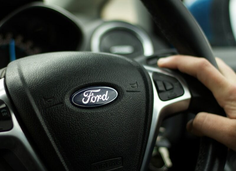 Ford rechemă aproape 102.000 de autoturisme Taurus în Statele Unite din cauza riscului de desprindere a componentelor de pe ușiea noastră”