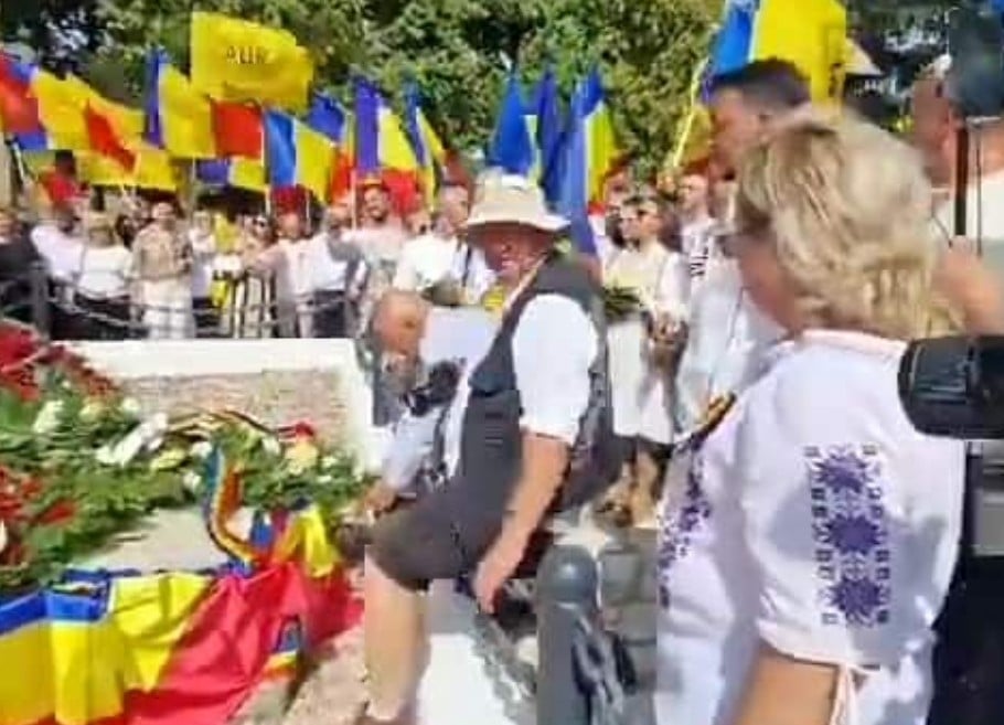 Fotograful formațiunii extremiste AUR, evacuat de preot de pe mormântul lui Avram Iancu: „Vă rugăm să părăsiți locul!” / „Am înțeles! Îmi repeți de cinci ori?”ea noastră”
