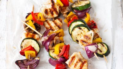 Metode simple de a pregăti frigărui de pui și legume pe aragaz, în tigaia grill, ideal de acompaniat cu orez, pâine sau o salată la alegereea noastră”