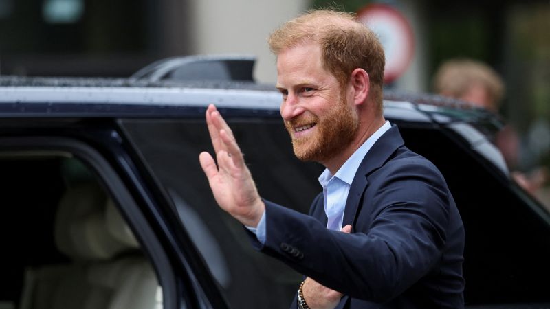 Regele Charles si Prințul Harry s-au reunit în sfârșit după o perioadă de 19 luni de despărțire.