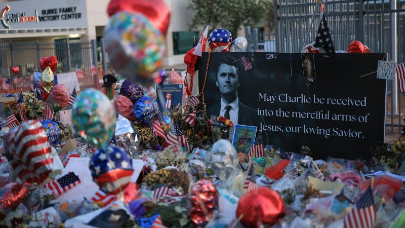 Iată o reformulare a titlului: “Ultimele știri despre înmormanarea lui Charlie Kirk: Discursuri emoționante ale lui Trump și ale unor oficiali de rang înalt la serviciul de comemorare din Arizona”

Sau încă o variantă:
“Actualizări despre funeraliile lui Charlie Kirk: Trump și oficiali de top vorbesc la serviciul memorial din Arizona”

Sau o altă variantă:
“Știri de ultimă oră despre funeraliile lui Charlie Kirk: Discursuri ale lui Trump și ale unor oficiali de rang înalt la ceremonia de comemorare din Arizona”