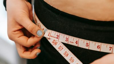 Grăsimea viscerală, invizibilă la vedere, reprezintă cea mai mare amenințare pentru sănătate. Medici explică că principalii factori care contribuie la acumularea acesteia nu sunt doar alimentele grase, ci mai ales zahărul și carbohidrații rafinați.ea noastră”