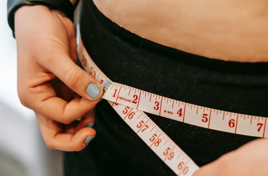 Grăsimea viscerală, invizibilă la vedere, reprezintă cea mai mare amenințare pentru sănătate. Medici explică că principalii factori care contribuie la acumularea acesteia nu sunt doar alimentele grase, ci mai ales zahărul și carbohidrații rafinați.ea noastră”