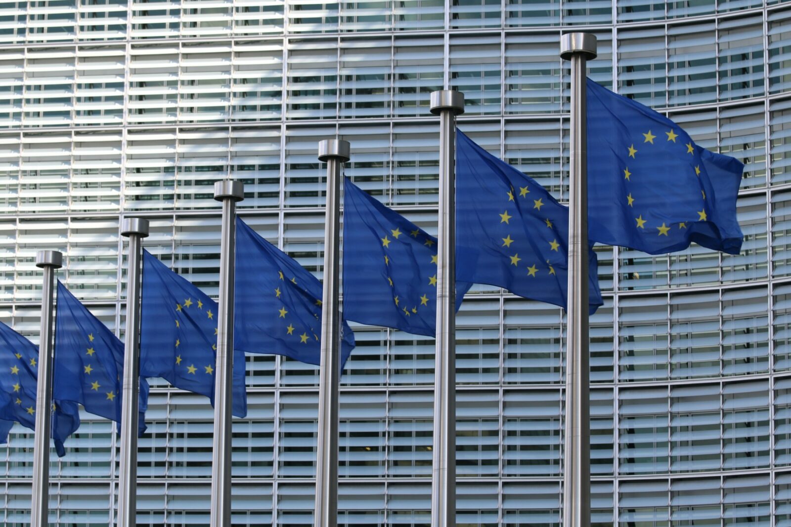Bruxelles-ul confirmă păstrarea reglementărilor pentru gigantii tech, în pofida avertismentelor lui Trumpea noastră”