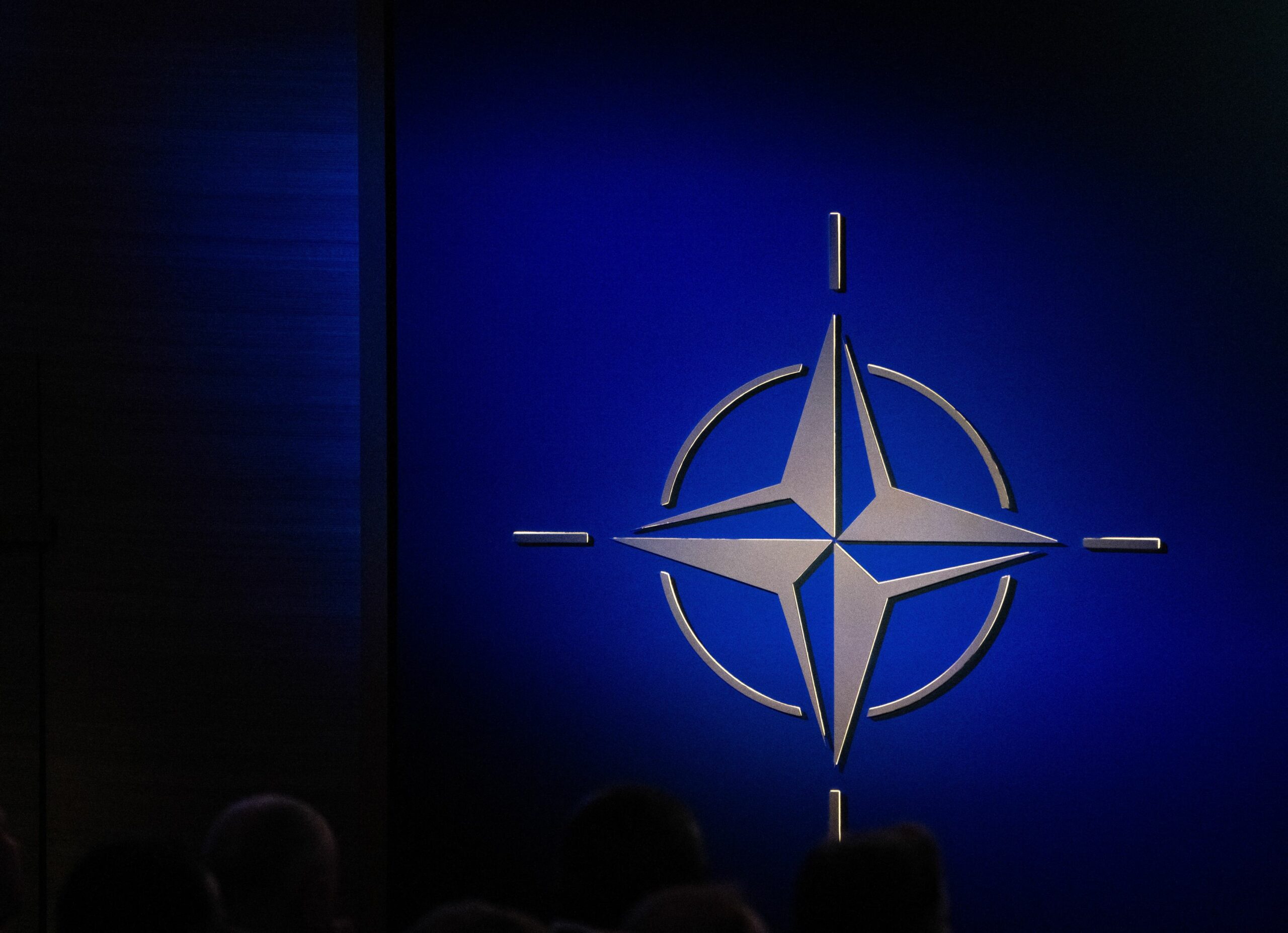 Urgența sețională a Alianței Nord-Atlantice, Activarea unui articol cheie al Tratatului, care reglementează consultările între statele membre în caz de amenințare la adresa securității. Care sunt condițiile și împrejurările care determină aplicarea acestui articol?
