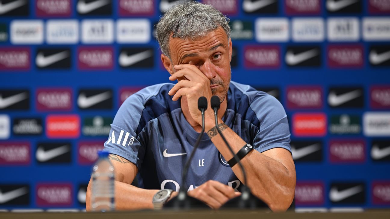 Luis Enrique suferă o fractură de claviculă după o căzătură de pe o bicicletă.