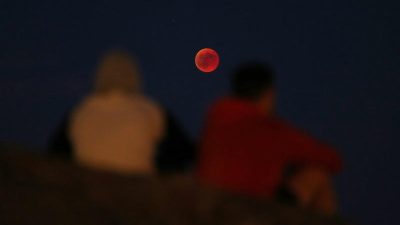 Iata o posibila reformulare a titlului: “Institutul de Astronomie din Capitala Romanei isi deschide usile pentru publicul larg in noaptea fenomenului astronomic, o eclipsa totala de Luna care poate fi observata si din tara noastra”