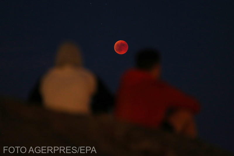 Iata o posibila reformulare a titlului: “Institutul de Astronomie din Capitala Romanei isi deschide usile pentru publicul larg in noaptea fenomenului astronomic, o eclipsa totala de Luna care poate fi observata si din tara noastra”