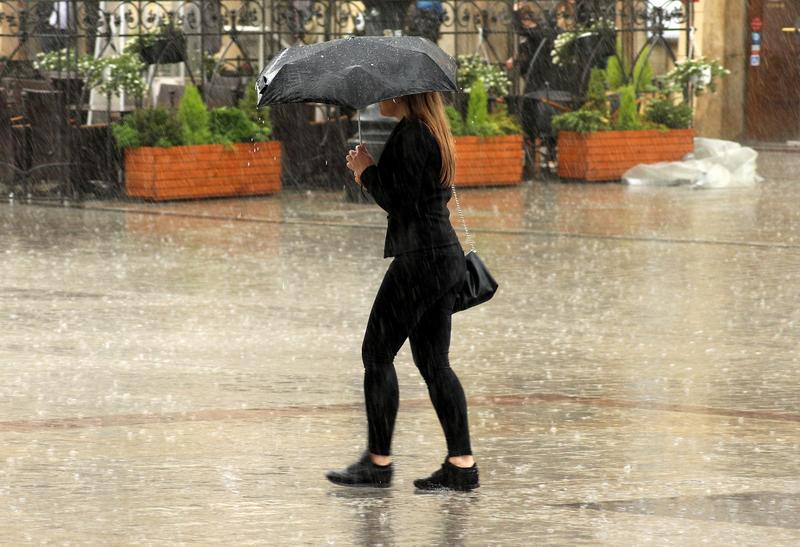 Avertizare meteo emisa de Administratia Nationala de Meteorologie, valabila pana luni seara: regiunile din tara afectate de furtuni puternice si precipitatii sub forma de grindina.