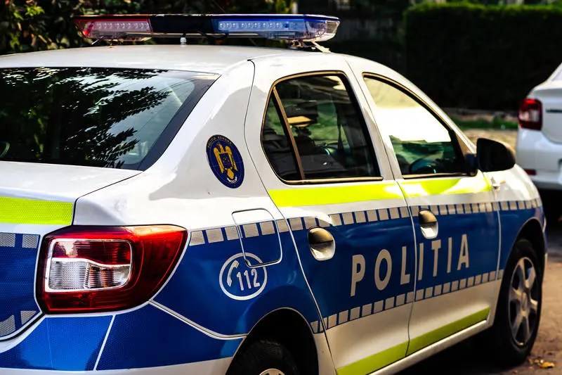 Confruntare brutală. Incident într-un bar din zona istorică a orașului. Mai multe persoane au fost evacuate de către personalul de securitate, iar disputa a escaladat / Toți cei implicați au fost duși la postul de poliție