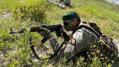 Iată o posibilă reformulare a titlului: “Rotor de antrenament pentru Reservele militare din regiunile Sibiu și Mureș | Țara noastră”. Sau, într-o variantă puțin diferită: “Apel de pregătire pentru cei din rezerva militară în județele Sibiu și Mureș | Patriotism național”.