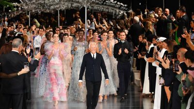 Faimosul creator de modă Giorgio Armani a încetat din viață, lăsând în urmă o moștenire durabilă în lumea modei, care a fost schimbată definitiv de contribuțiile sale inovatoare.