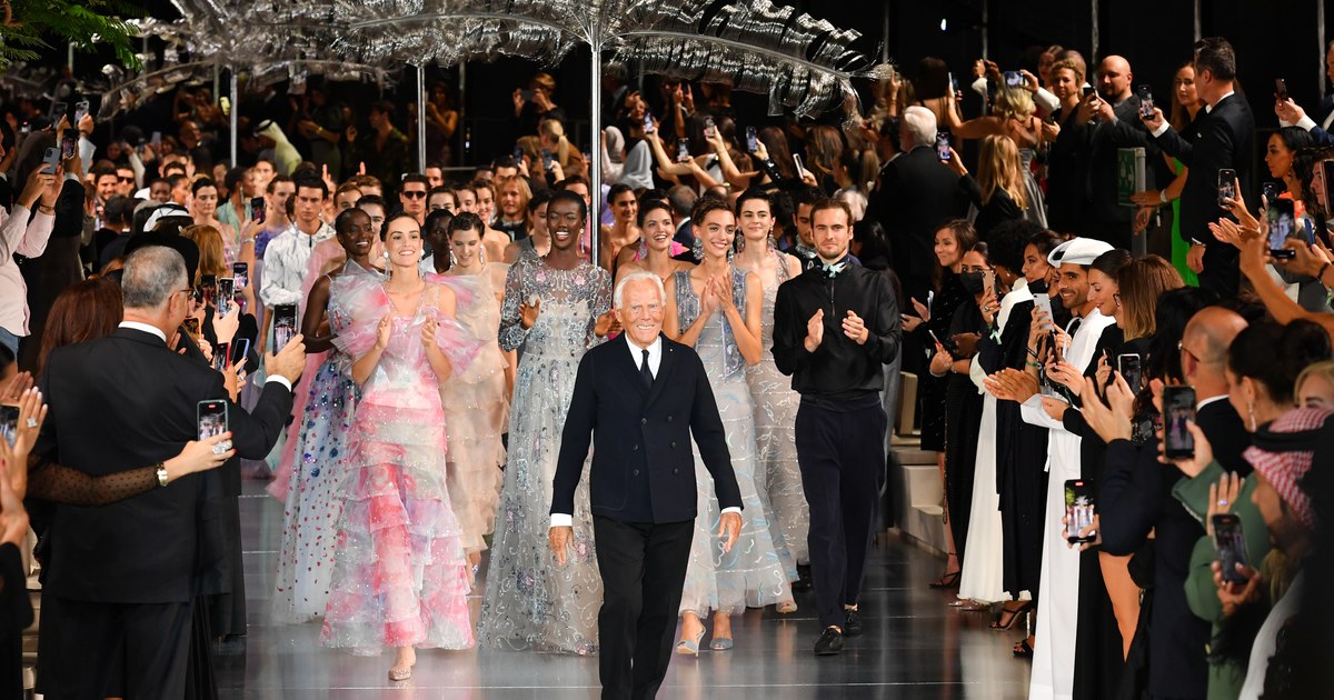 Faimosul creator de modă Giorgio Armani a încetat din viață, lăsând în urmă o moștenire durabilă în lumea modei, care a fost schimbată definitiv de contribuțiile sale inovatoare.