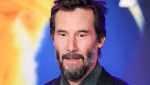 Iata o reformulare a titlului: “Douazeci si cinci de ani mai tarziu, un dramă sportivă uitată cu Keanu Reeves devine un succes pe platformele de transmisiune online”.