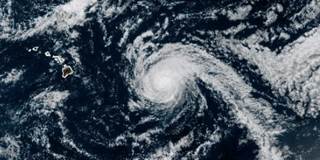 Uraganul Kiko se apropie cu rapiditate de Hawaii, determinând declararea stării de urgență.
Sau, o altă variantă:
Furtuna tropicală Kiko se îndreaptă către Hawaii, declanșând o alertă de urgență.
Sau, o altă variantă:
Uraganul Kiko amenință Hawaii, autoritățile declară stare de urgență în regiune.
