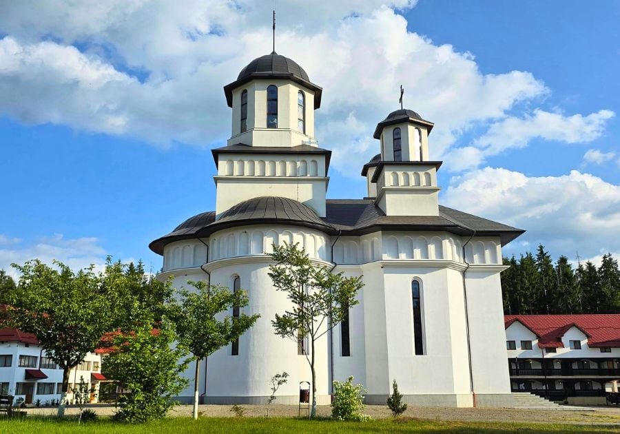 Trezoreria Mănăstirii Piatra Craiului a fost spartă: un localnic din Iași a furat fondurile adunate și a sustras echipamentele de înregistrare pentru a evita identificareaea noastră”