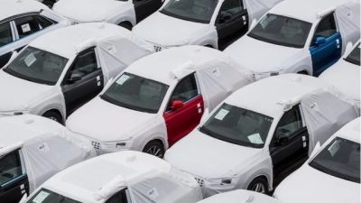 Titlul reformulat ar putea fi: “Guvernul amână startul programului de încurajare a vehiculelor ecologice până în luna octombrie, diminuând astfel perspectiva industriei auto de a-și reveni din pierderile anului în curs.”

Sau, o altă variantă: “Lansarea programului de stimulare a achiziționării de mașini noi și ecologice este amânată până în octombrie, ceea ce reduce și mai mult șansele industriei auto de a recupera pierderile financiare din acest an.”

Sau, o a treia variantă: “Departamentul de mediu al guvernului întârzie lansarea unei inițiative de promovare a vehiculelor prietenoase cu mediul până în luna octombrie, micșorând astfel posibilitățile industriei auto de a se redresa după pierderile din acest an.”