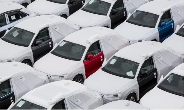 Titlul reformulat ar putea fi: “Guvernul amână startul programului de încurajare a vehiculelor ecologice până în luna octombrie, diminuând astfel perspectiva industriei auto de a-și reveni din pierderile anului în curs.”

Sau, o altă variantă: “Lansarea programului de stimulare a achiziționării de mașini noi și ecologice este amânată până în octombrie, ceea ce reduce și mai mult șansele industriei auto de a recupera pierderile financiare din acest an.”

Sau, o a treia variantă: “Departamentul de mediu al guvernului întârzie lansarea unei inițiative de promovare a vehiculelor prietenoase cu mediul până în luna octombrie, micșorând astfel posibilitățile industriei auto de a se redresa după pierderile din acest an.”