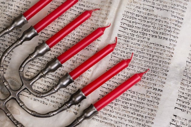 Ilie Bolojan de Anul Nou Iudaic: Este imperativ să combatem cu fermitate ura, iar Guvernul României persistă în lupta împotriva antisemitismului; comunitățile evreiești au contribuit semnificativ la dezvoltarea României moderneea noastră”