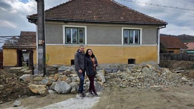 Un cuplu părăsește Bucureștiul pentru liniștea unui sat din Sibiu, unde restaurează o casă din 1940 – de la o garsonieră mică la o curte spațioasă de 2.000 de metri pătrațiea noastră”