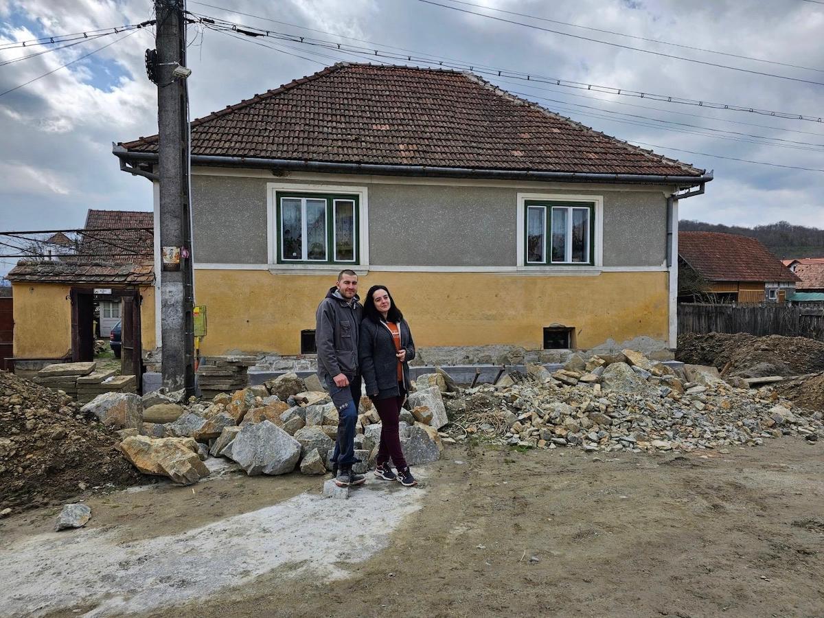 Un cuplu părăsește Bucureștiul pentru liniștea unui sat din Sibiu, unde restaurează o casă din 1940 – de la o garsonieră mică la o curte spațioasă de 2.000 de metri pătrațiea noastră”