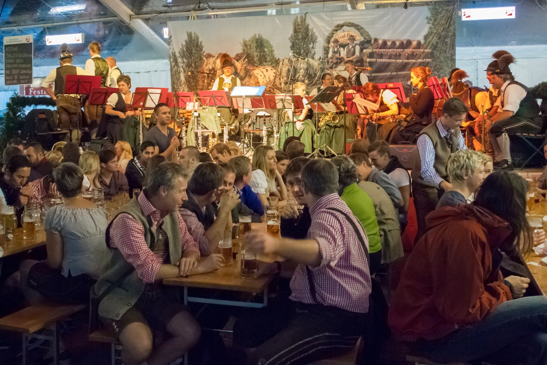 Oktoberfest a fost deschis oficial în München, atrăgând milioane de turiștiea noastră”