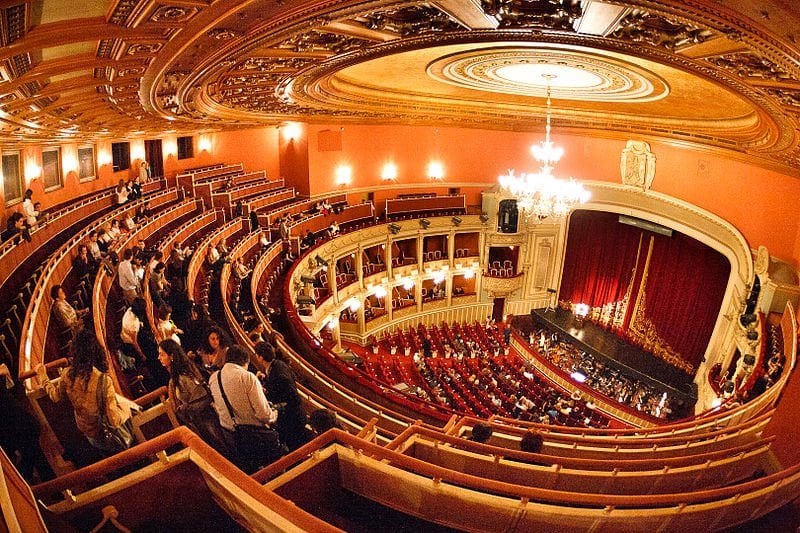 Teatrul din New York, în fața problemelor financiare, va susține spectacole în Arabia Saudităea noastră”