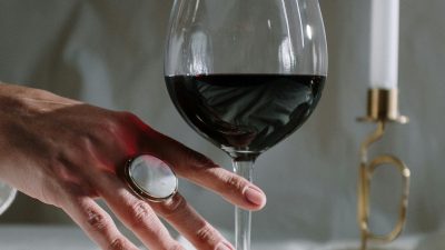 Ce se întâmplă cu inima ta când consumi vin? Specialiștii spun că băutul moderat poate avea avantaje, însă excesul sporește șansele de boli de inimăea noastră”