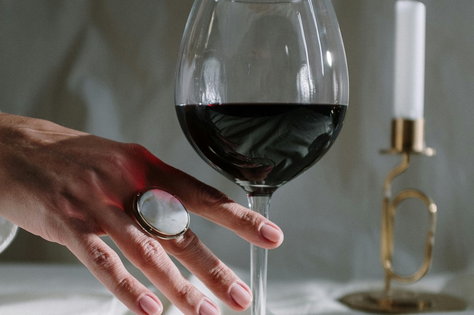 Ce se întâmplă cu inima ta când consumi vin? Specialiștii spun că băutul moderat poate avea avantaje, însă excesul sporește șansele de boli de inimăea noastră”